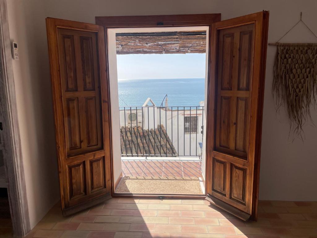 ventanal abierto con vistas al mar